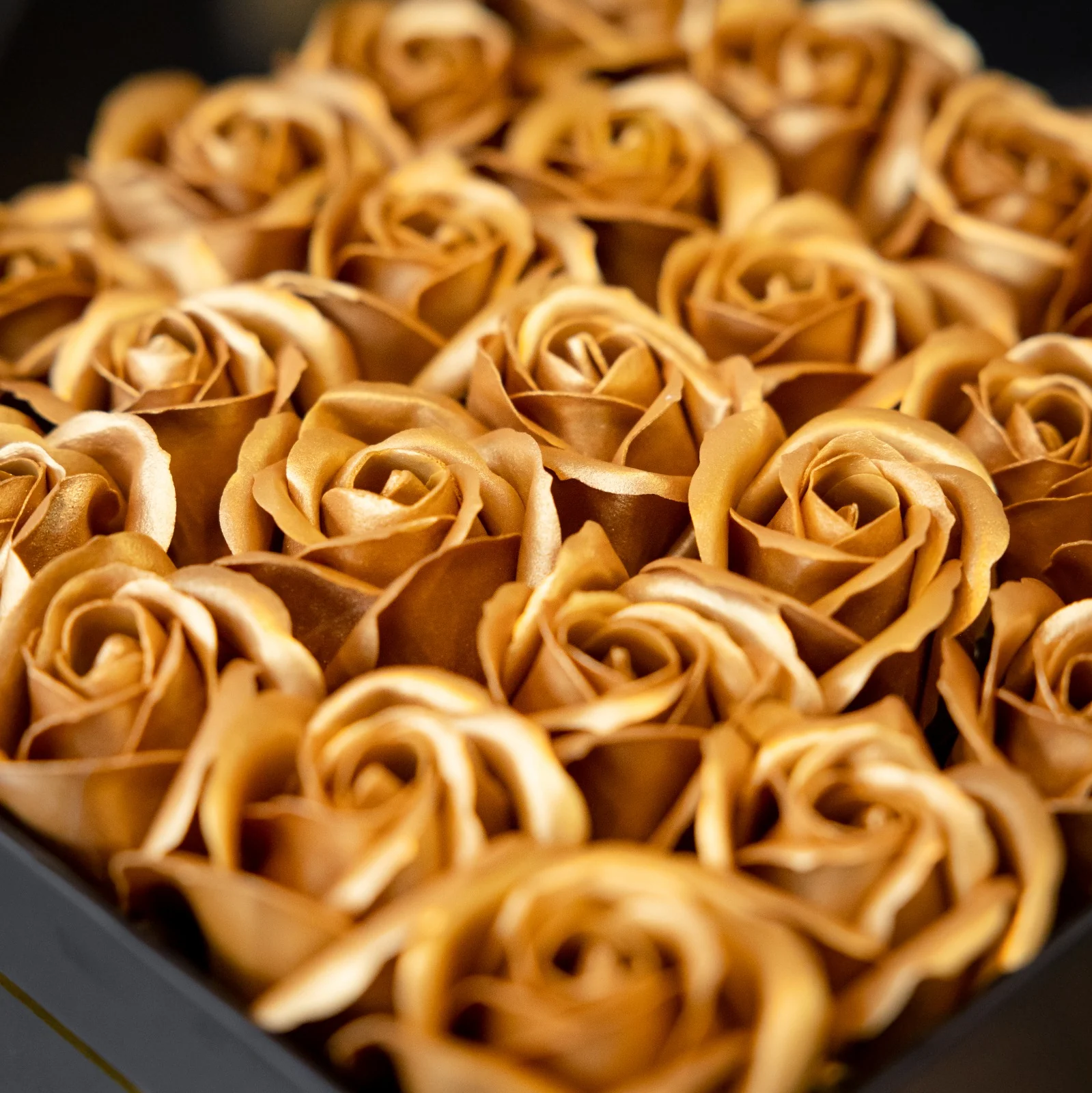 Au Vodka Gold Roses Gift Box - Image 5